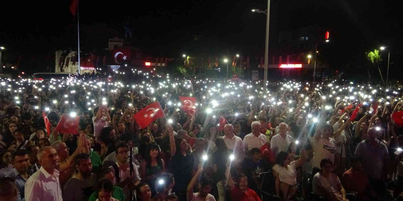 Menteşeli vatandaşlar Pinhani konseri ile eğlendiler