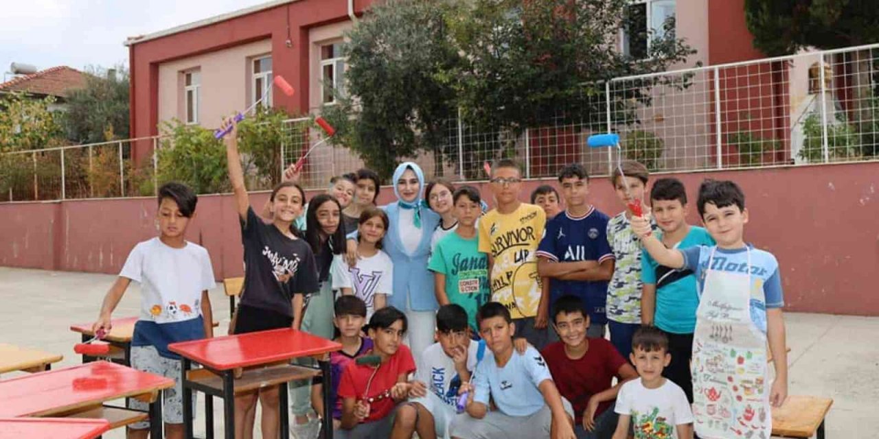 Kaymakam, öğrenciler ile birlikte sıraları boyadı