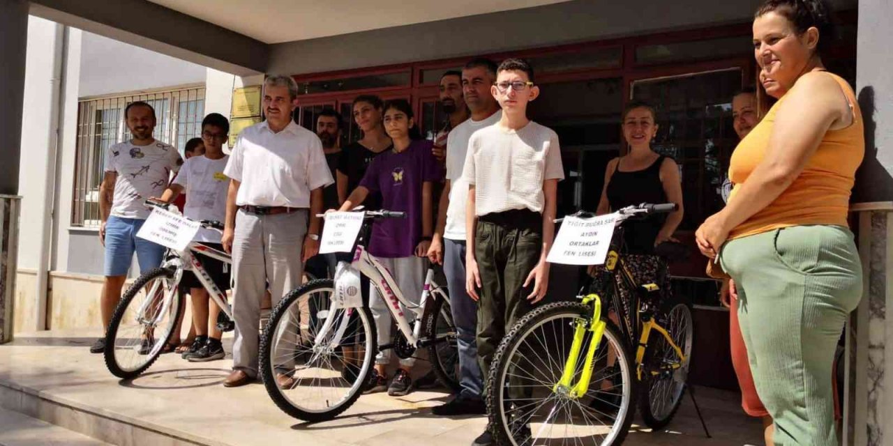 Fen liselerini kazanan öğrencilere bisiklet hediye edildi