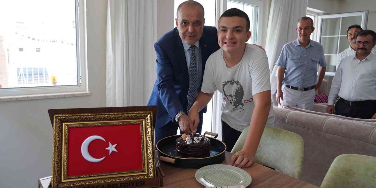Başkan Uzundemir’i kapıda gören Kemal, en mutlu gününü yaşadı