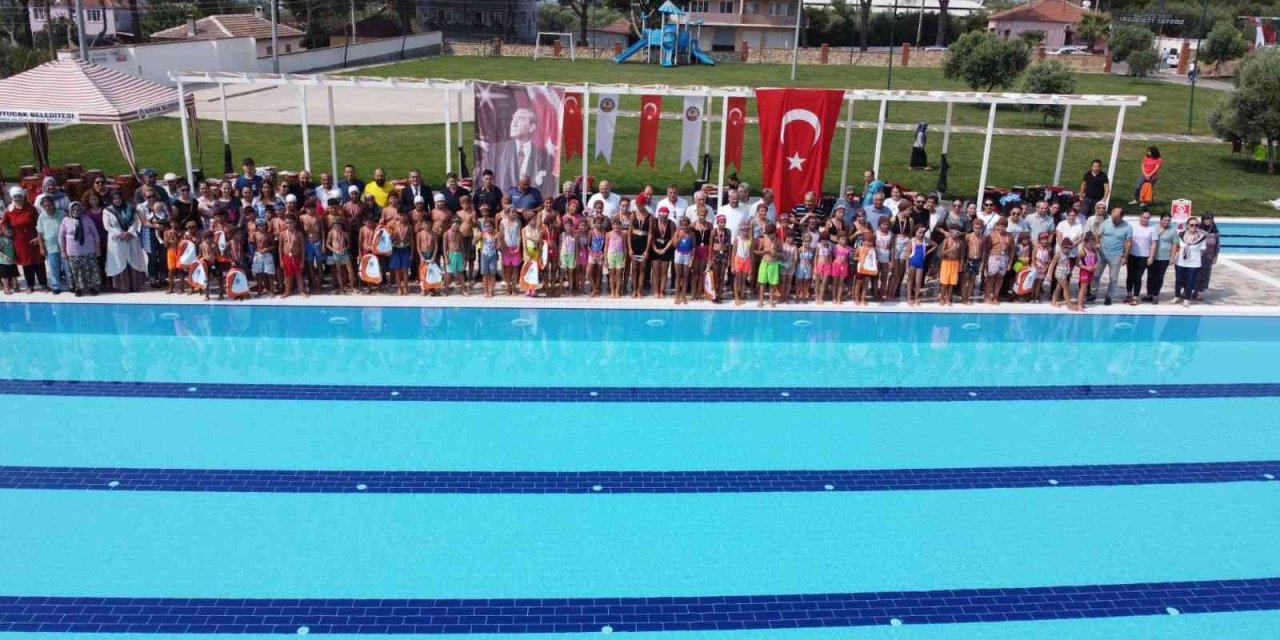 Yüzme öğrenen çocuklar, havuzları doldurdu