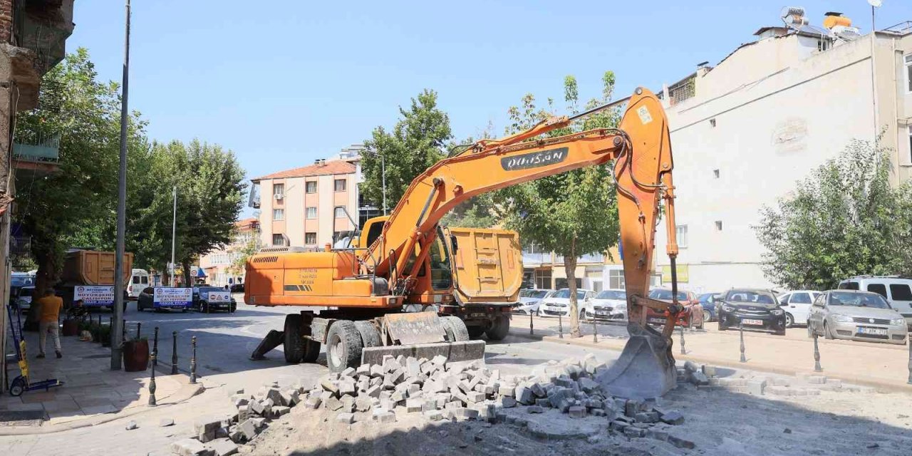 Denizli’de caddeler yenilenmeye devam ediyor