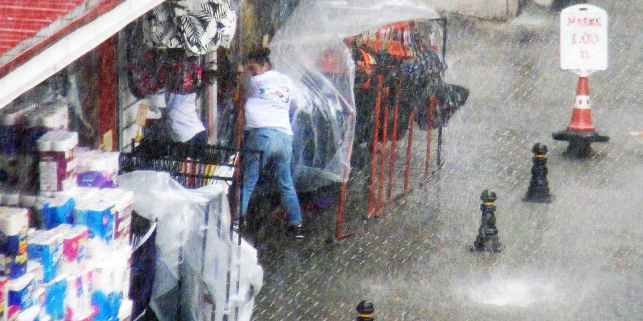 Yağmur pazarcıları hazırlıksız yakaladı