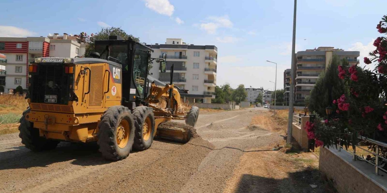 Efeler’de yolların bakım ve onarım çalışmaları sürüyor