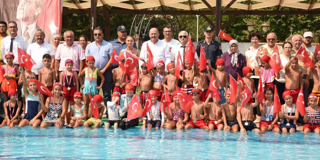 Kuyucaklı çocuklar yüzmedeki hünerlerini sergiledi