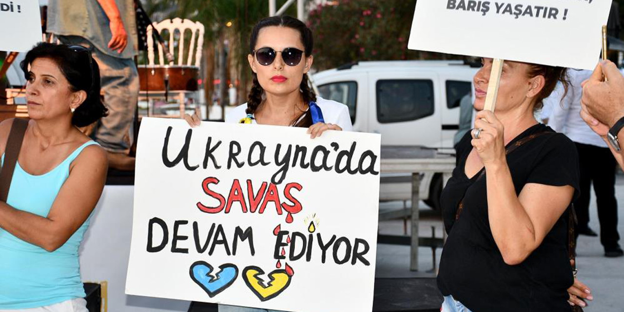 Kuşadası’nda kadınlar “Barış” için bir araya geldi