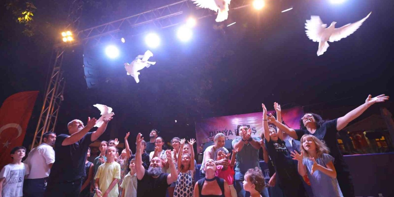 Selçuk, barış şarkıları ile yankılandı