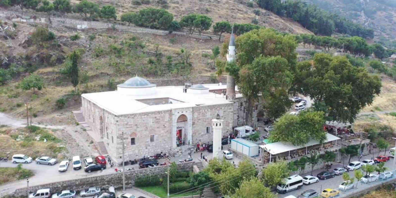 Manisalıların 4 yıllık hasreti kılınan cuma namazıyla son buldu