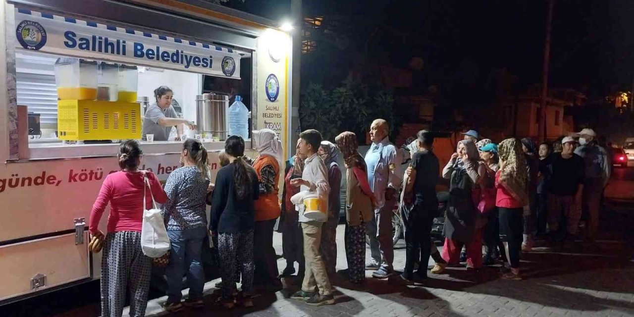 Salihli’de üzüm işçilerine simit ve çay ikramı