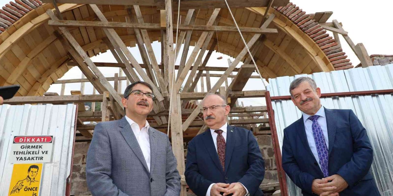 Manisa protokolü Fetih Mescidi restorasyonunda incelemelerde bulundu