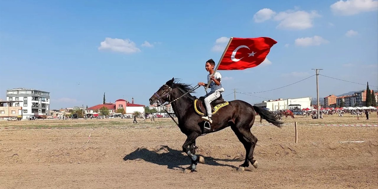 Turgutlu’da ’Rahvan At Yarışları’ nefes kesti
