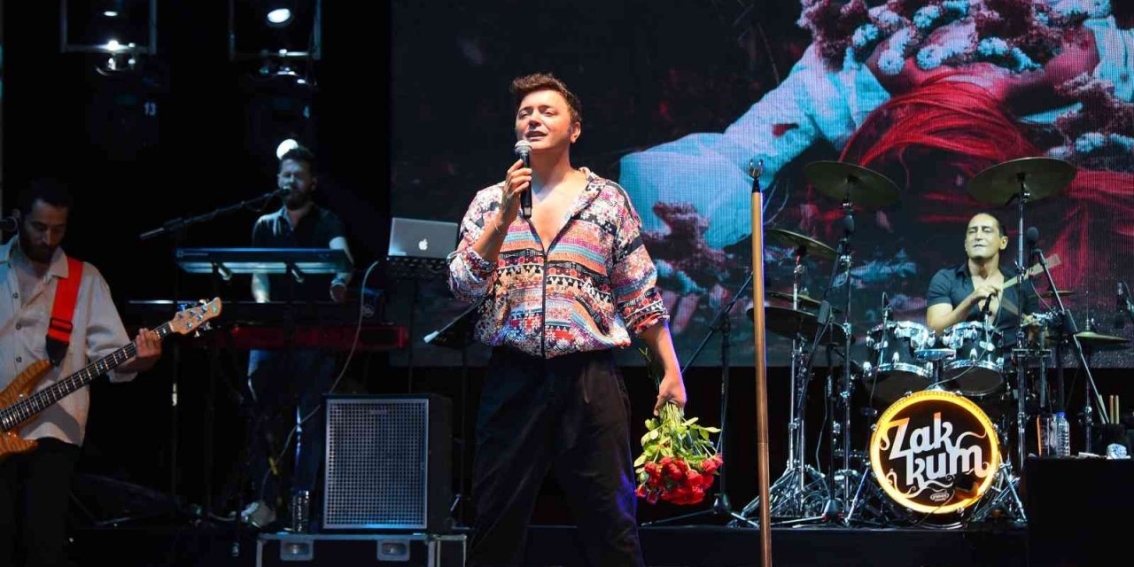 Salihli’de kurtuluş coşkusu Zakkum konseriyle devam etti