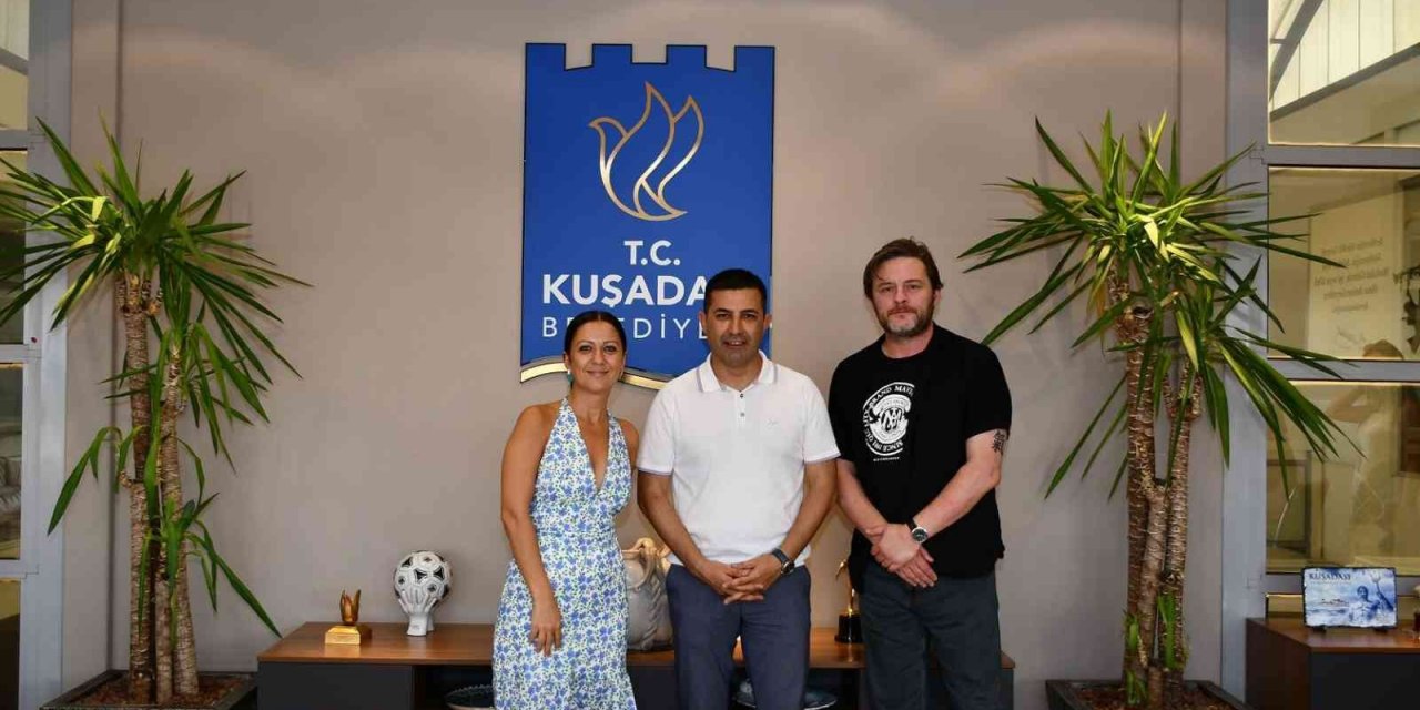 Yazar Tuna Kiremitçi yeni romanını Kuşadası’nda yazmaya başladı