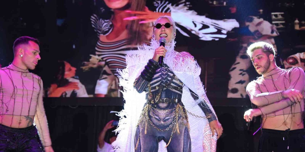 Hande Yener, Salihli’nin 100. kurtuluş yılını taçlandırdı