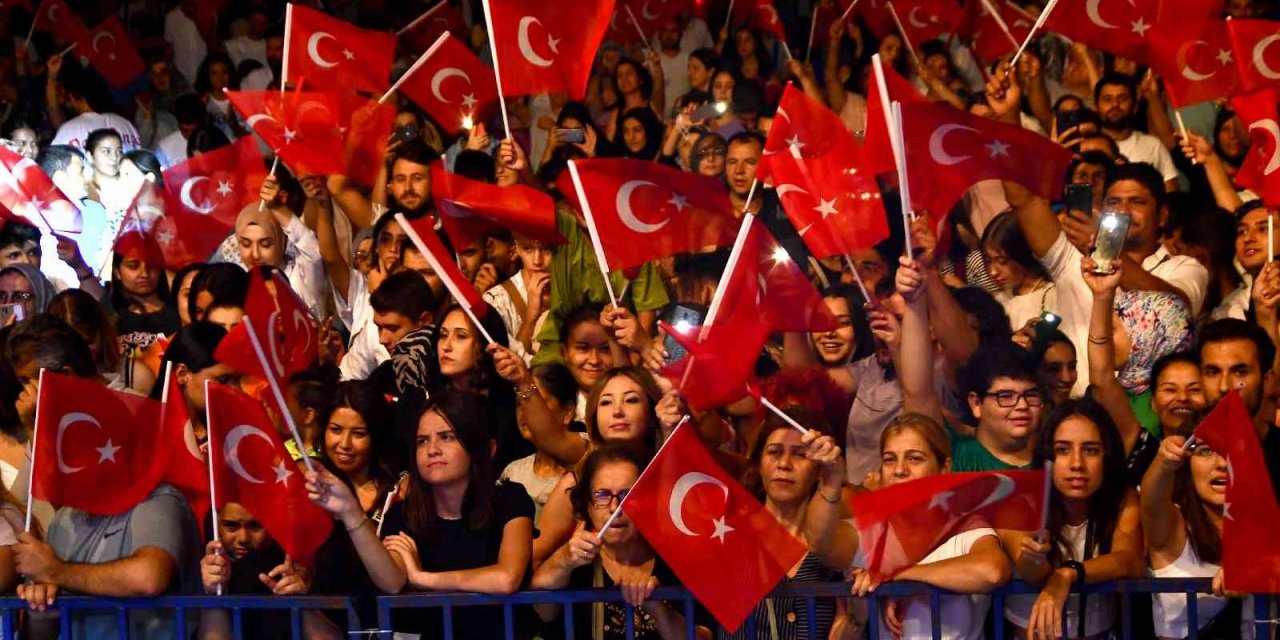 Söke’nin 100. yıl coşkusunda Ceylan Ertem rüzgarı esti