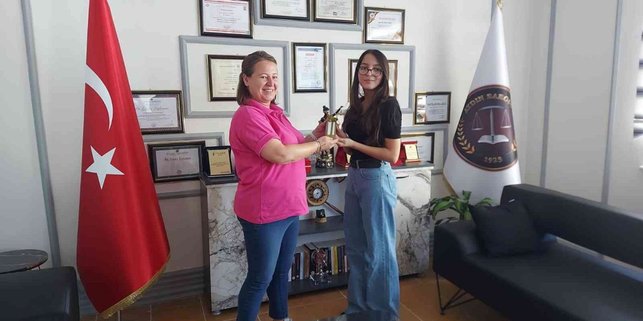 Başkan Öndeş, fen liselerini kazanan öğrencilere hediye verdi