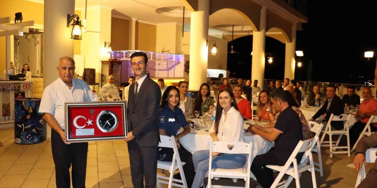 Emniyet personelinden müdüre veda yemeği