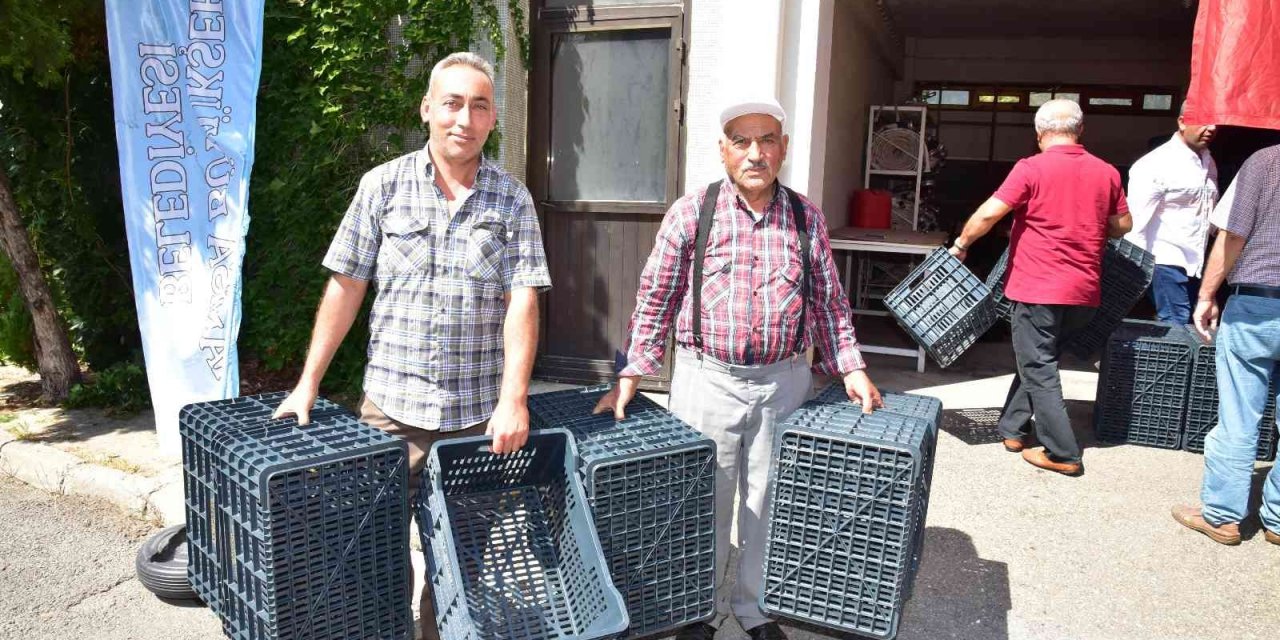 Salihli’deki üreticilere 4 bin 600 adet zeytin kasası dağıtıldı
