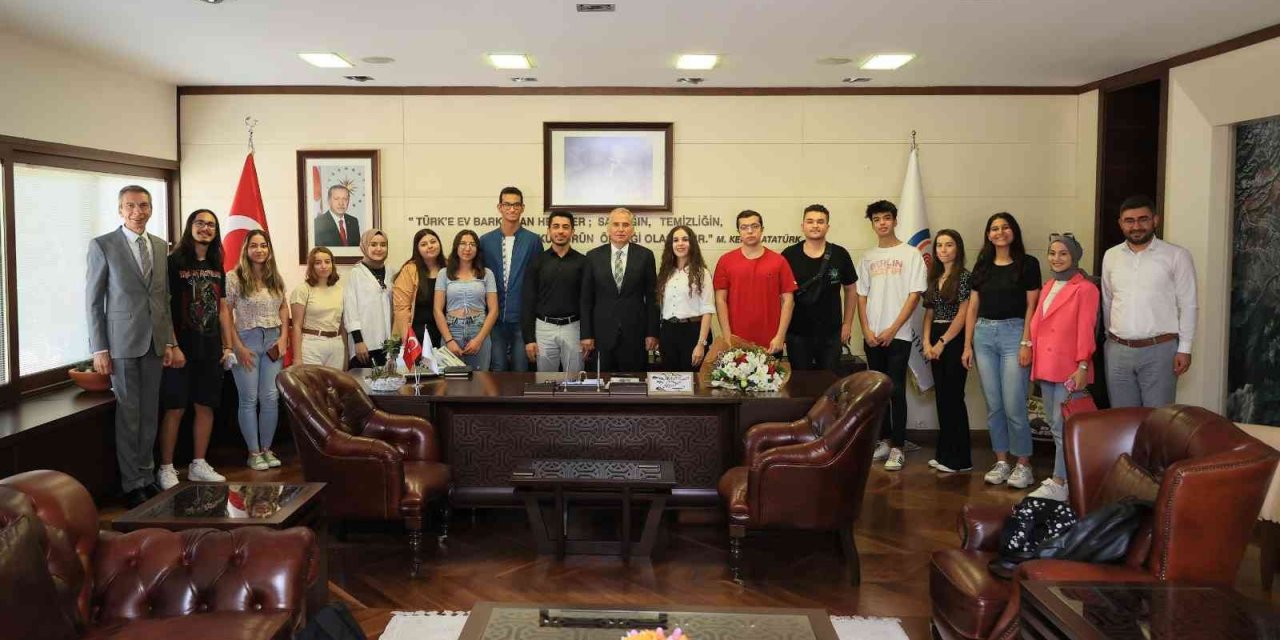 Üniversiteyi kazanan gençler, Başkan Zolan’la buluştu