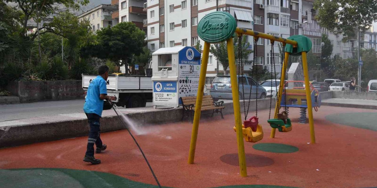 Yunusemre Belediyesinden çocuk parklarında temizlik