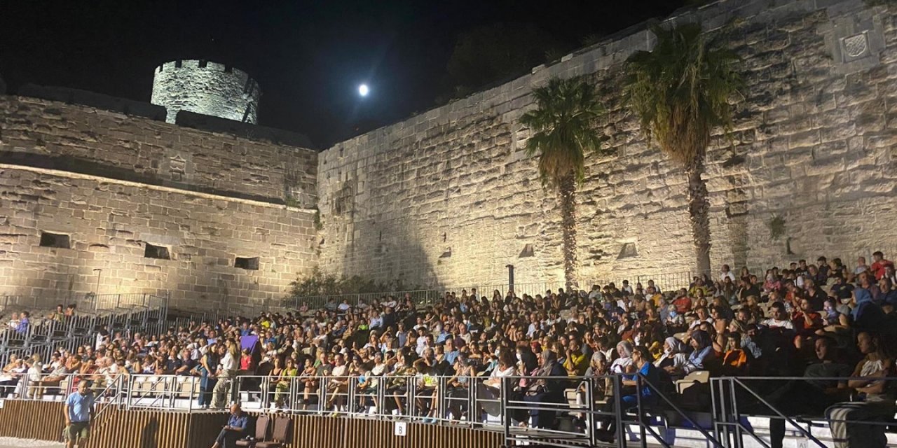 “Bir Merhaba Yaraşır” oyununa yoğun ilgi