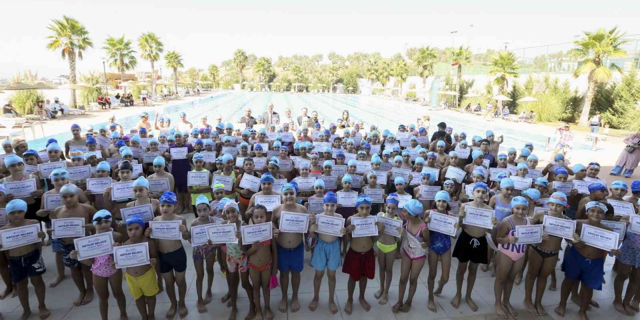 Aydın Büyükşehir Belediyesi’nin kurslarında yüzlerce çocuk yüzme öğrendi
