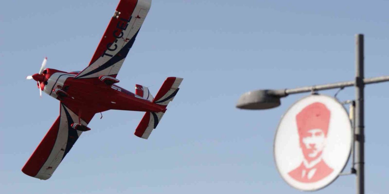 İzmir’de göklerdeki kurtuluş coşkusu nefes kesti