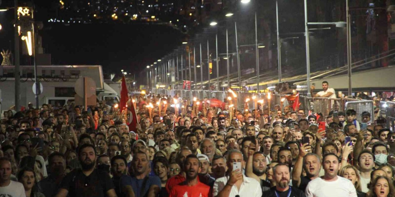 İzmir’de kurtuluşun 100’üncü yılı fener alayıyla sürdü