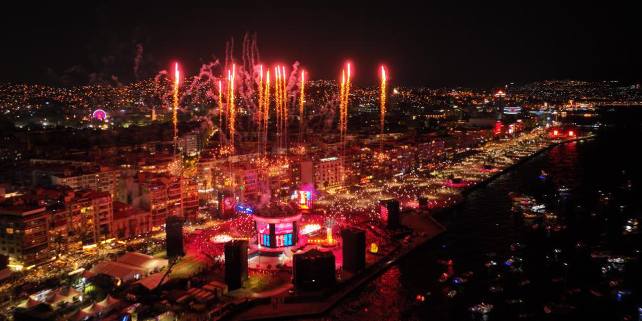 İzmir’in kurtuluşu dev sahnede