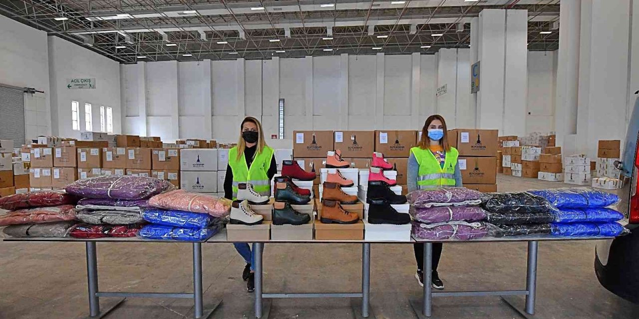 İzmir Büyükşehir’den 25 bin öğrenciye destek