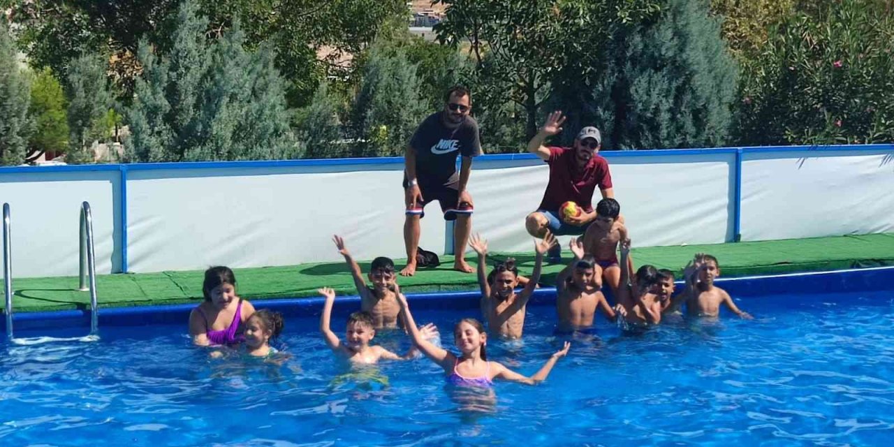 Roman çocuklar hem eğlendi hem yüzme öğrendi