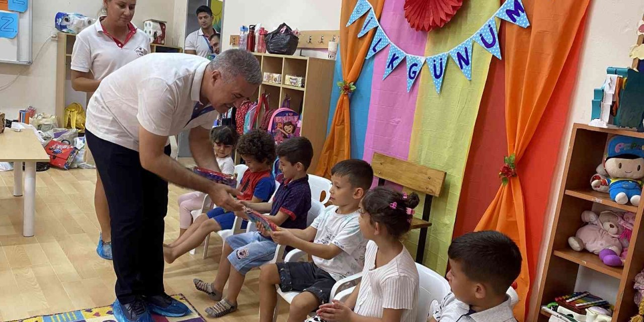 Kuşadası Belediyesi’nden minik öğrencilere ilk gün sürprizi