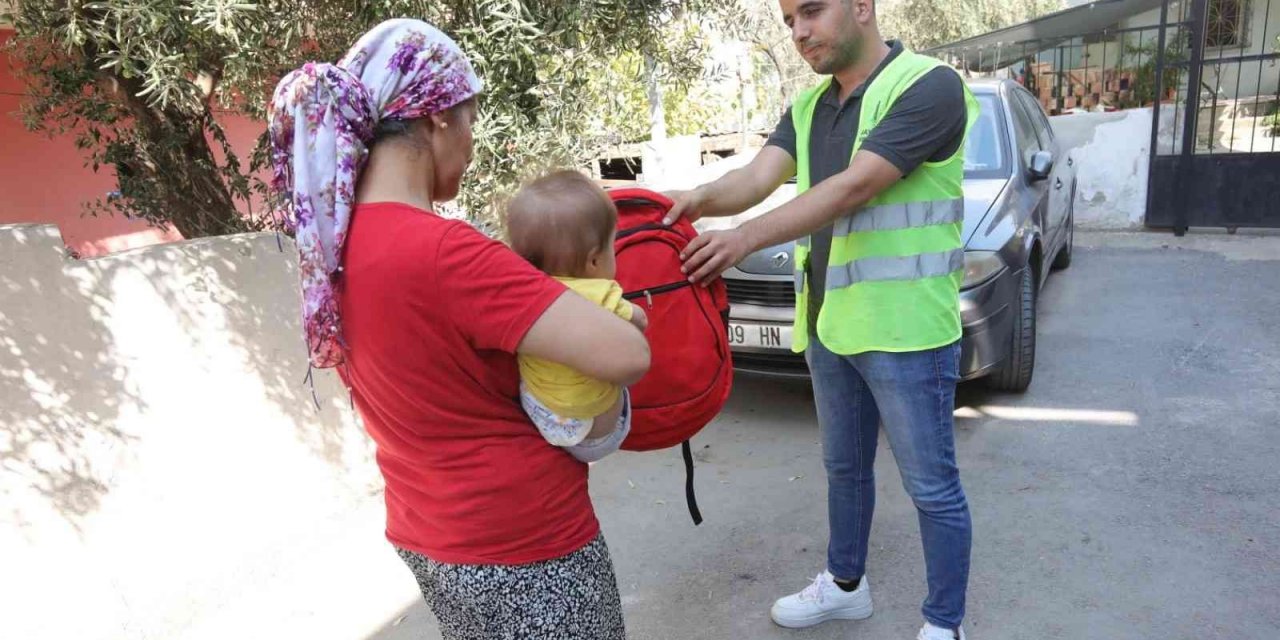 Bayraklı Belediyesinden öğrencilere kırtasiye desteği