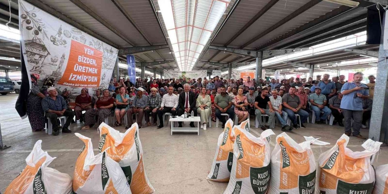 Büyükşehir’den Dikili’deki üreticiye yem desteği