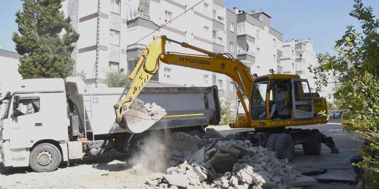 Kuşadası’nda yollar yenilenmeye devam ediyor