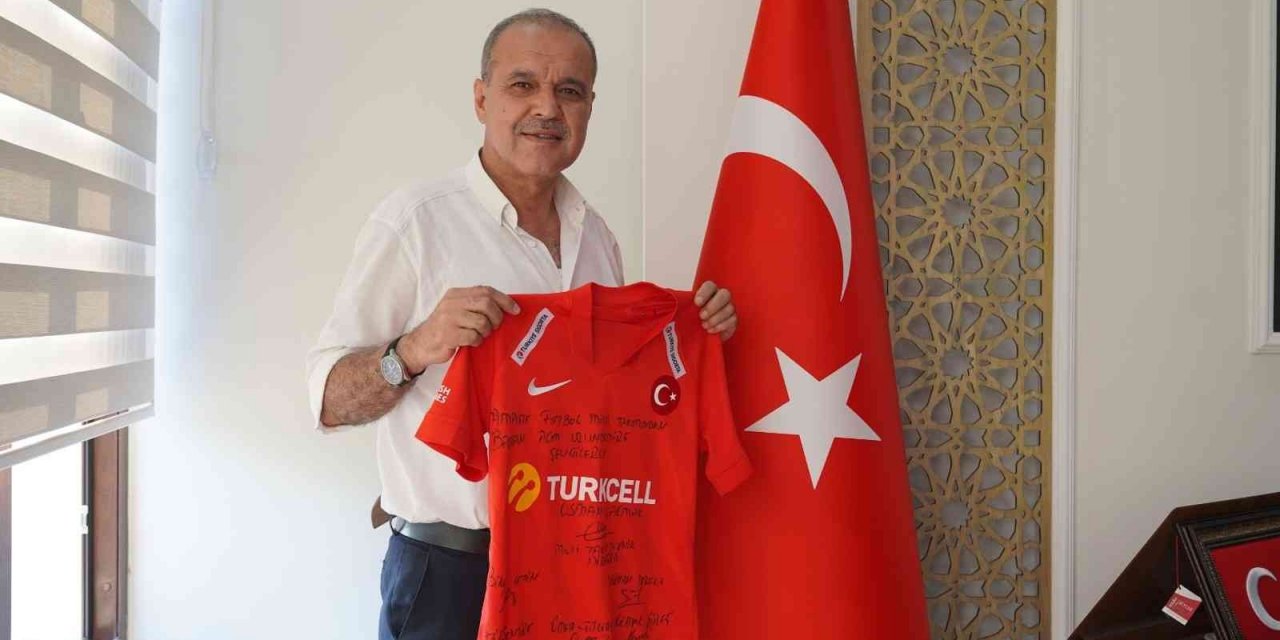 Ampute Futbol Milli Takımımı Teknik Direktörü Çakmak’tan Ortaca’ya milli hediye
