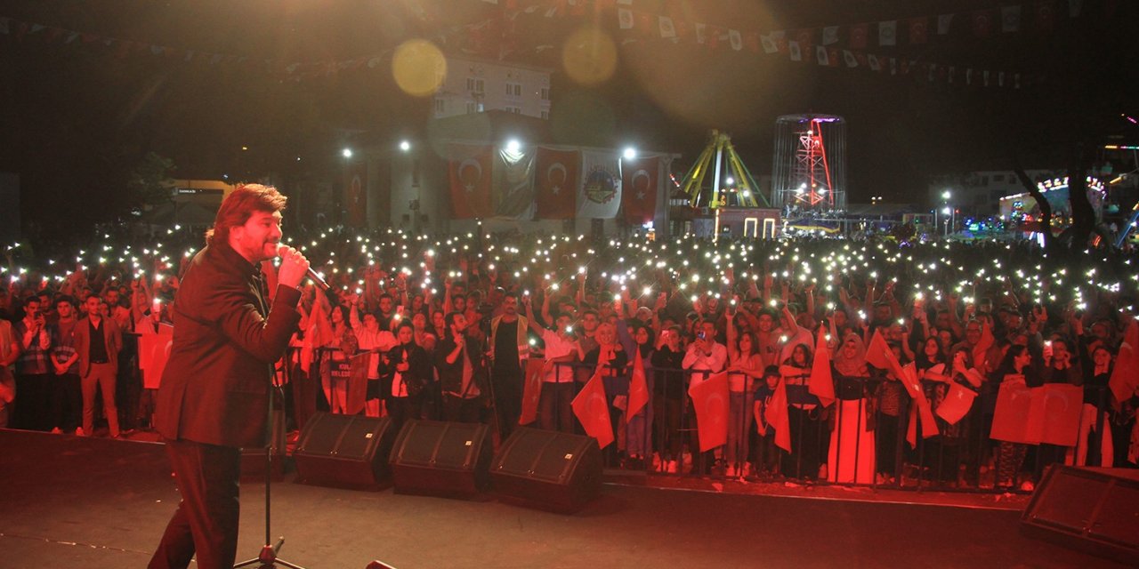 Ahmet Şafak yeni şarkısı "Bizden Olmaz"ı ilk kez Kula’da seslendirdi