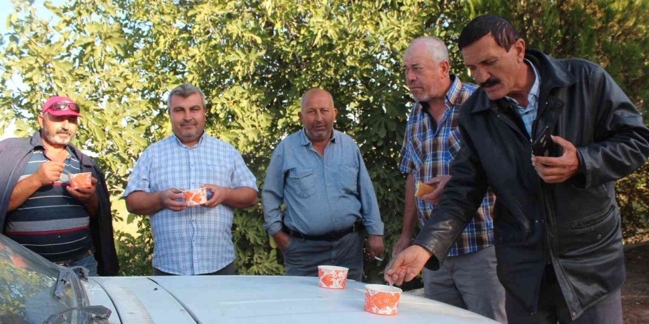 Başkan Öküzcüoğlu’ndan üzüm teslim kuyruğundaki üreticilere çorba ikramı