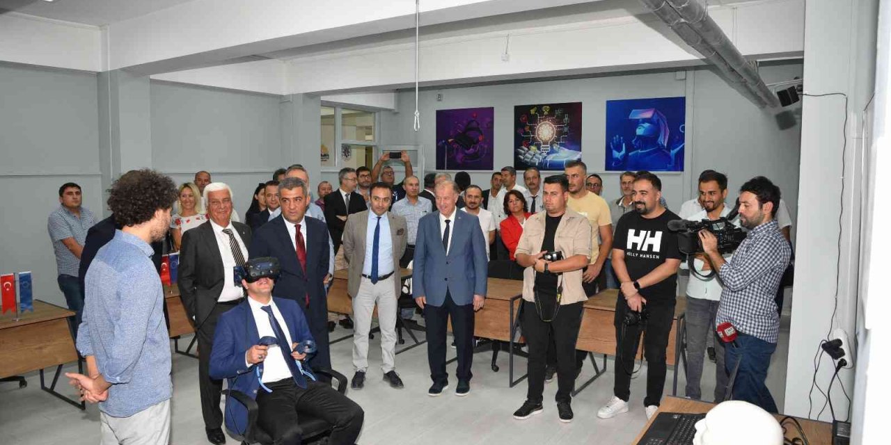 Meslek lisesinde Sanal Gerçeklik Eğitim Sınıfı açıldı