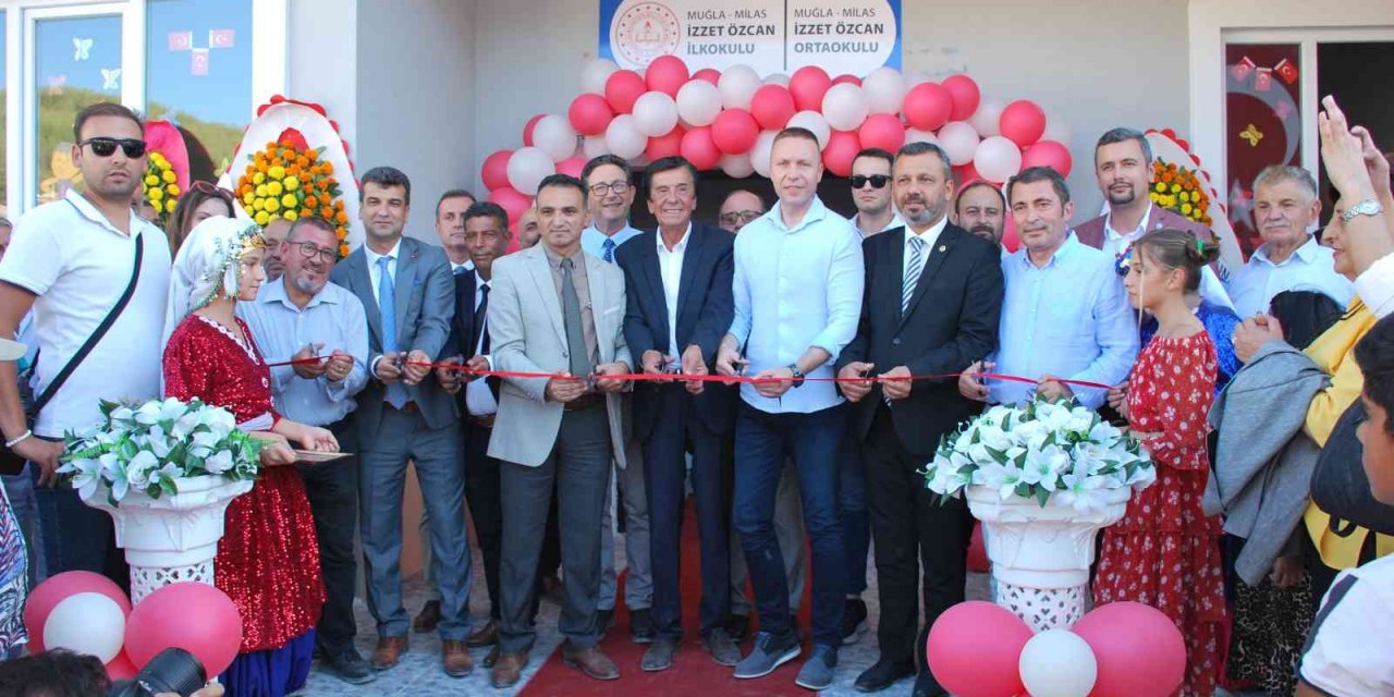 İzzet Özcan İlkokul ve Ortaokulu düzenlenen törenle açıldı