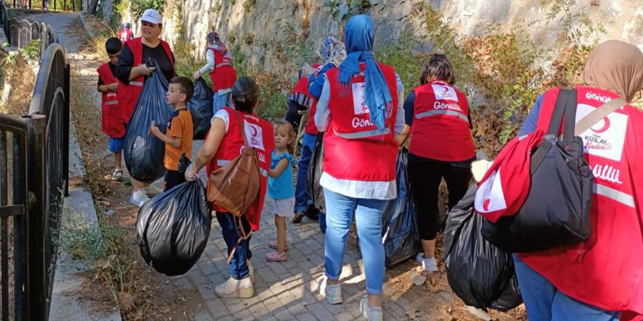 Doğa dostu kadınlar, çevre temizliği yaptı