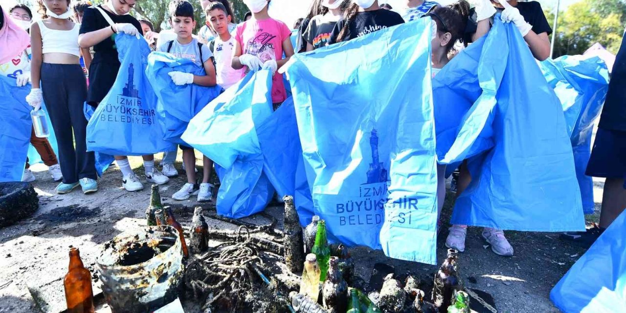 Çevre gönüllüleri 500 kilo çöp topladı