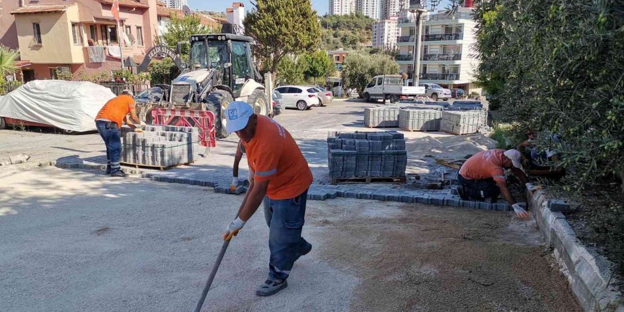 Kuşadası Belediyesi eskiyen yolları yeniliyor