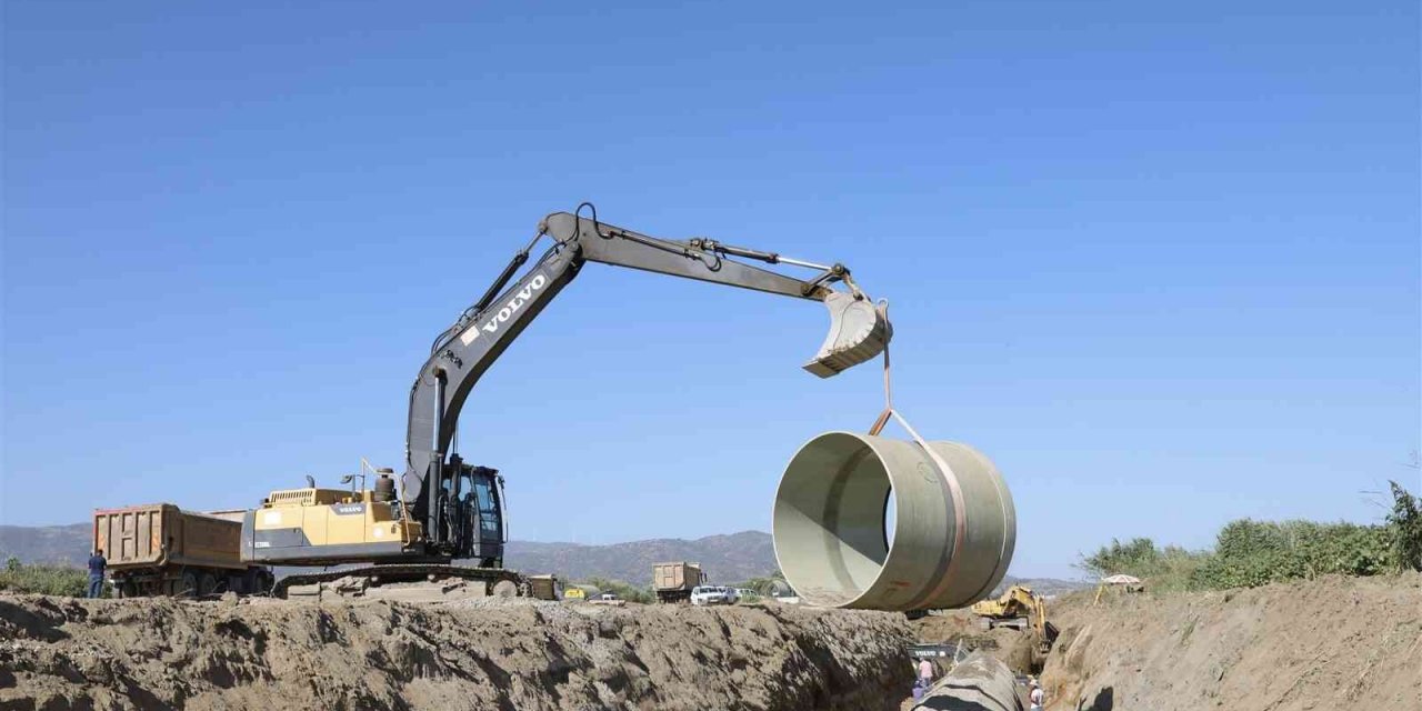 Koçarlı’daki sulama inşaatında dev borular döşeniyor