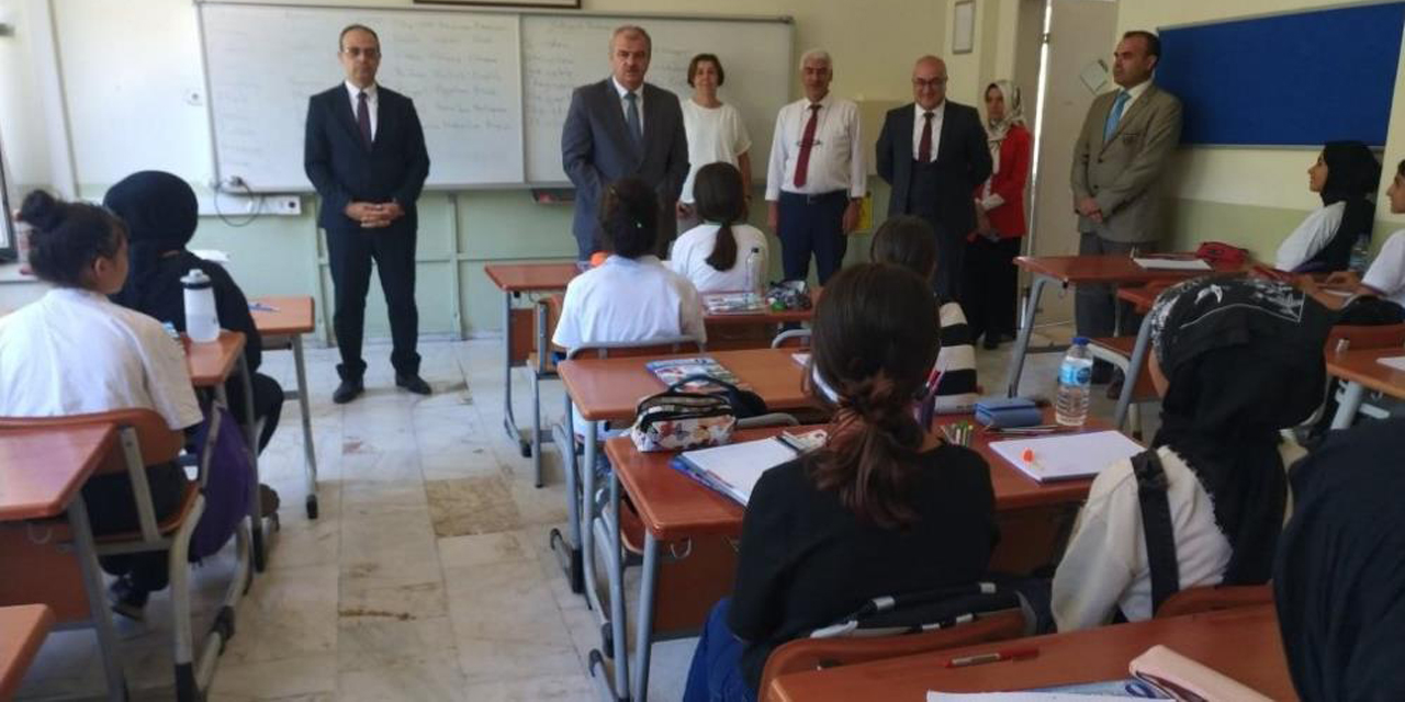 İl Milli Eğitim Müdürlüğü, öğrencileri yalnız bırakmıyor