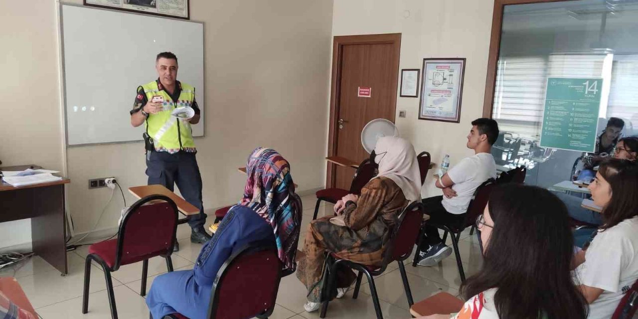 468 sürücü adayına trafik güvenliği eğitimi verildi