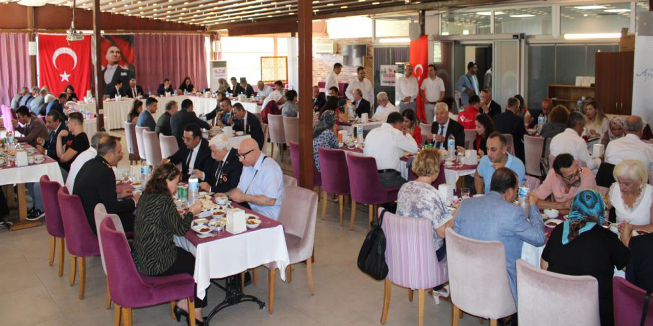 Aydın’da gaziler yemekte bir araya geldi