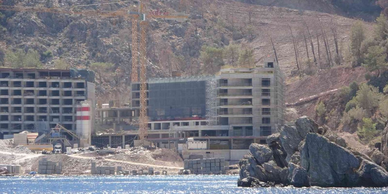 Mühürlenen otel inşaatı sürüyor
