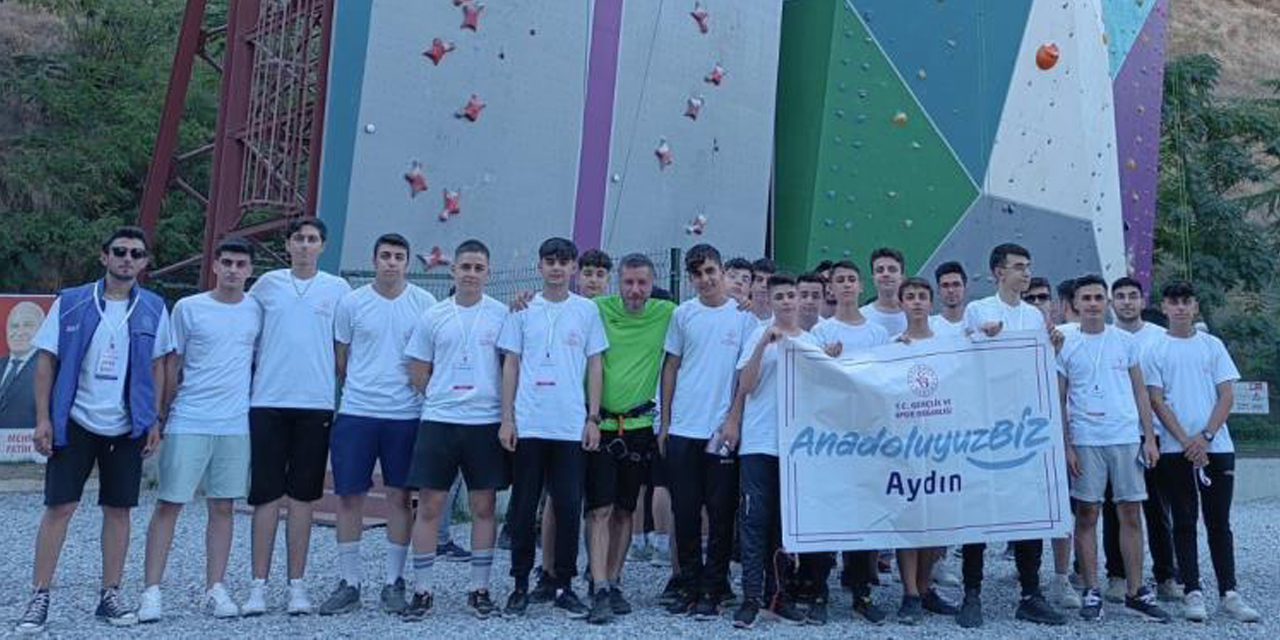 Siirtli gençler tırmanma duvarında keyifli vakit geçirdi