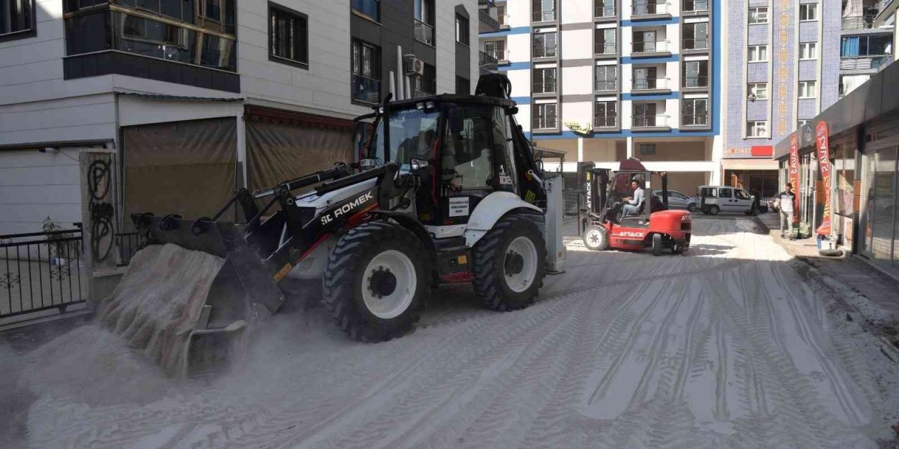 Horozköy ve Ziraat Caddesi’nde asfalt yama çalışması